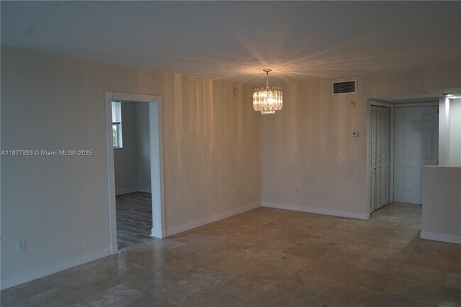 Building Photo - 2999 Point E Dr