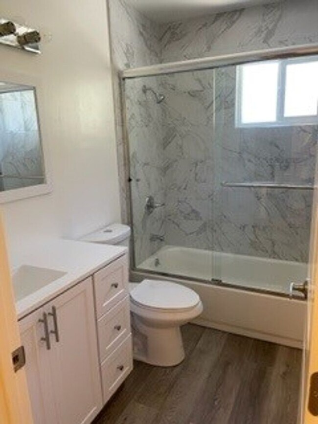 Building Photo - -Spacious 4 Bed 2.5 Bath, House, with Hew Hardwood Floors throughout -