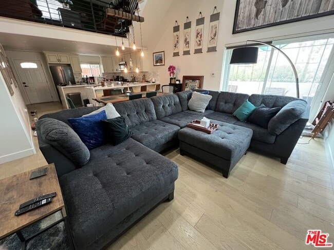 Building Photo - 5019 W Maplewood Ave