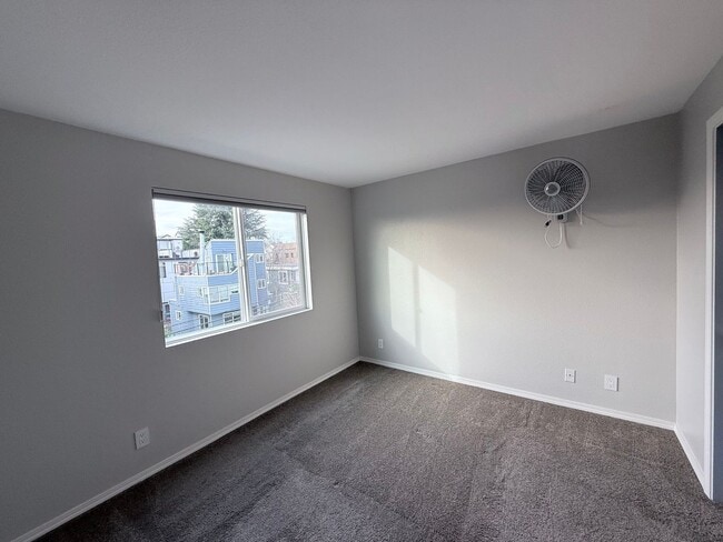 Building Photo - Great location 3 bed 2 bath condo in Fremont