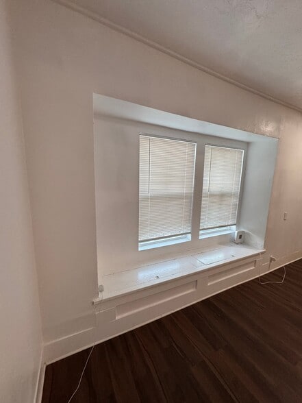 Building Photo - 878 Granville Dr