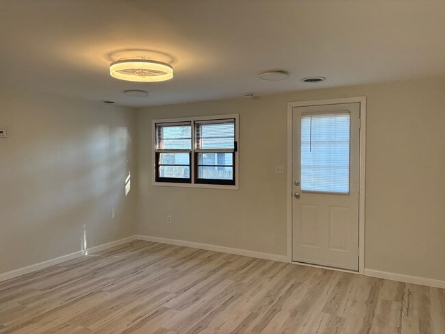 Building Photo - 2 Bedroom 1 Bath Home in Jarvisburg $1895/mo