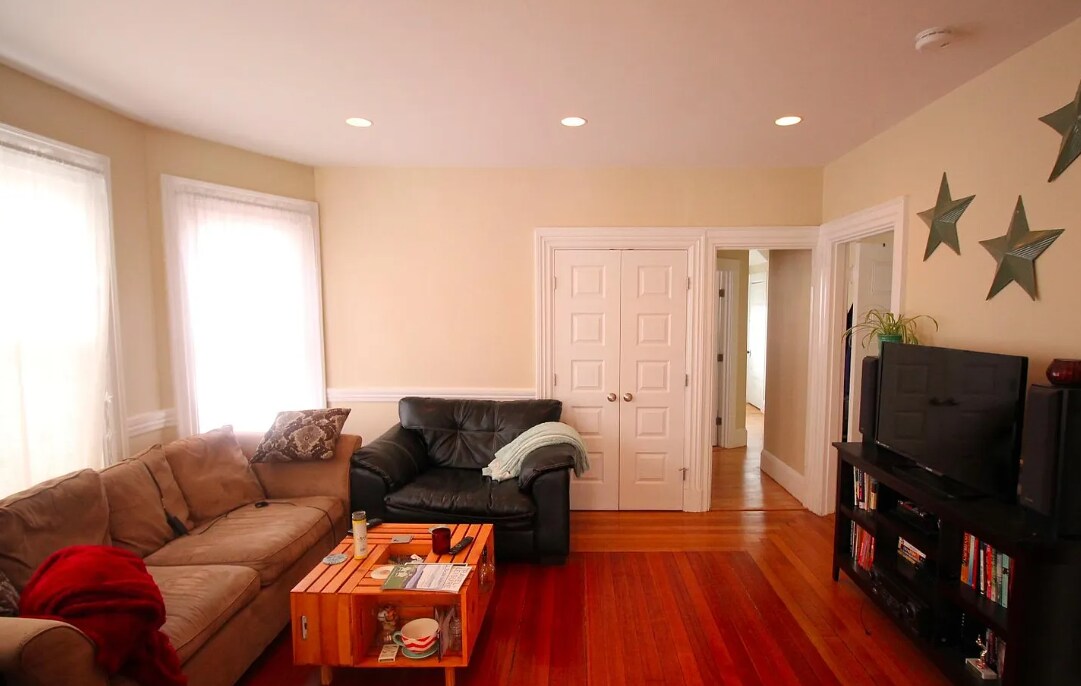 Building Photo - 29 Montcalm Ave