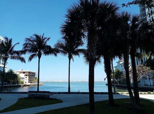 Building Photo - 460 NE 28th St