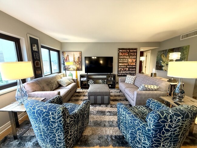 Building Photo - 803 W 48th St