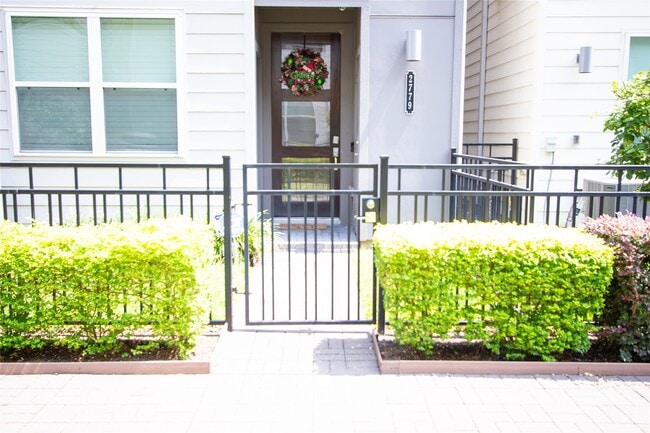 Building Photo - 2779 Clinton Dr