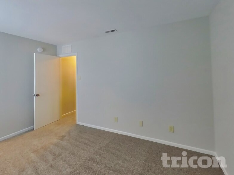 Building Photo - 10152 Golden Dr