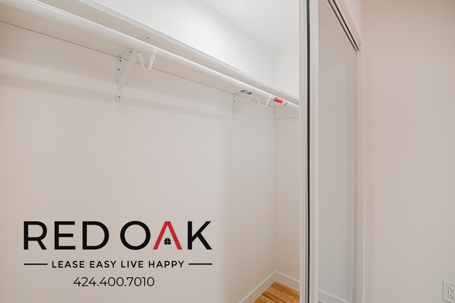 Building Photo - 856 W 47th St