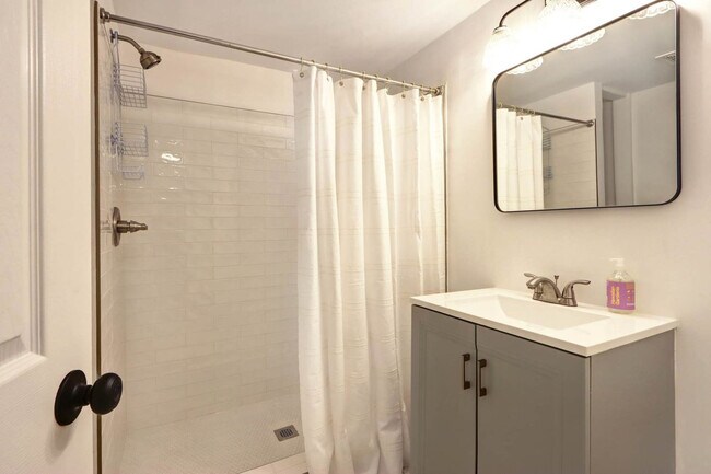 Building Photo - 306 E Victory Dr