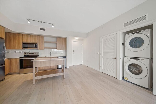 Building Photo - 555 NE 8th St