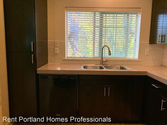 Building Photo - 3 br, 2.5 bath House - 642 NE Newstead Lane