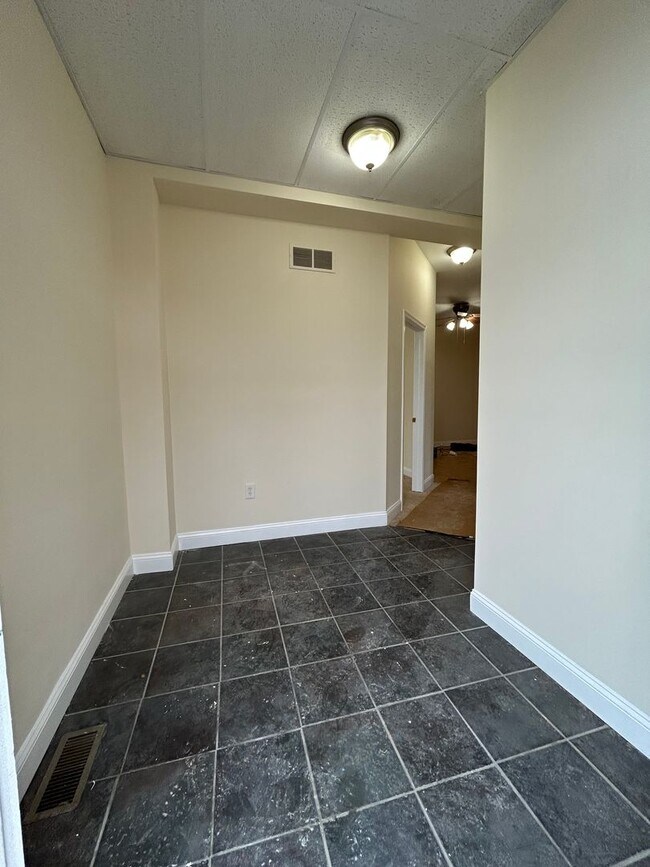 Building Photo - 423 Righter St