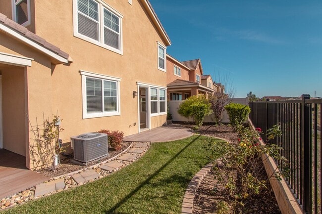 Building Photo - 4 Bed / 2.5 Bath Home with Premium Panoram...