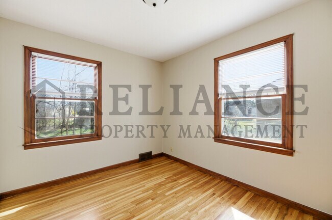 Building Photo - 2242 S Ridgewood Dr