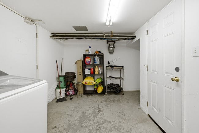 Building Photo - 1928 W Addison St