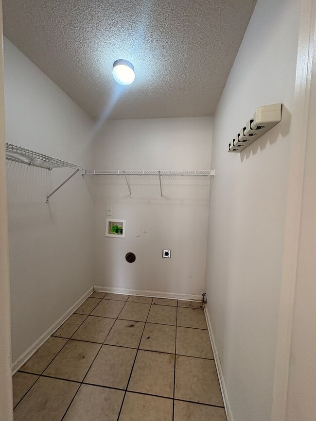 Building Photo - Arlington Home Ready To Be Yours! 3 Bedrooms Downstairs! Pets Are Welcome, Fees Apply!