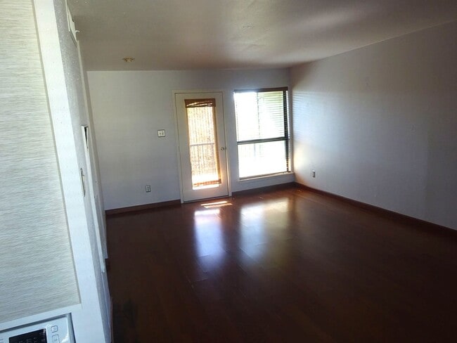Building Photo - For Lease | 1 Bed, 1 Bath | 650 Sq Ft | Stratford on Baldwin Condo |