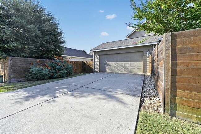 Building Photo - 5800 Baythorne Dr