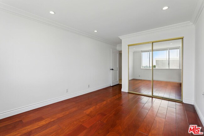 Building Photo - 321 N Oakhurst Dr