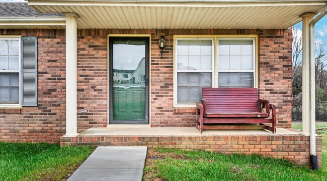 Building Photo - This charming rental in a convenient Clarksville location!