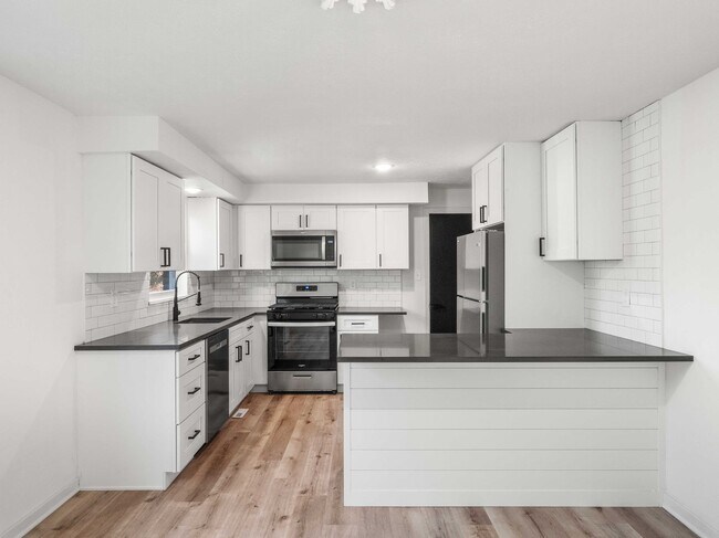 Building Photo - AVAILABLE NOW! STUNNING 3 BEDROOM IN PENN ...