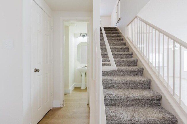 Building Photo - 1229 Vincent Pl