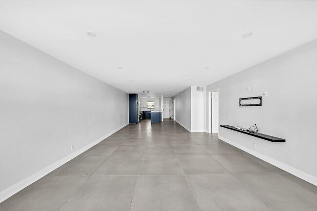 Building Photo - 3051 NE 48th St