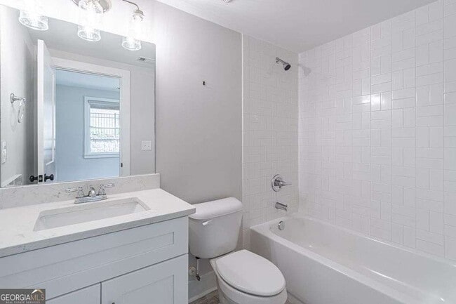 Building Photo - 370 Thrasher St NW
