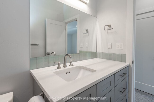 Building Photo - Stunning Home in Eagle Crest Resort Commun...