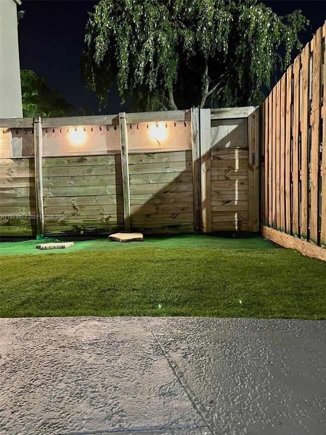 Building Photo - 5221 Geneva Ct