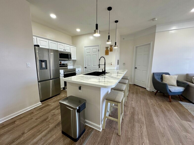 Building Photo - 1901 N Lincoln Ave