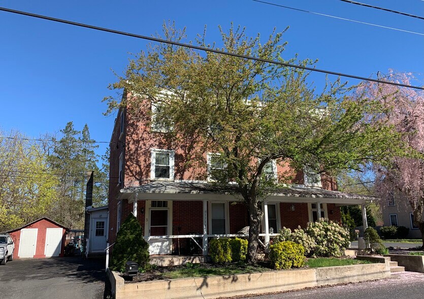 Front of building - 1717 Firehouse Ln
