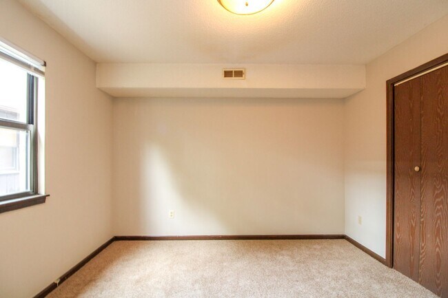 Building Photo - Condo available for rent!