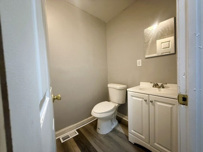 Building Photo - 5345 Wells Ave