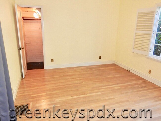 Building Photo - 10197-1136