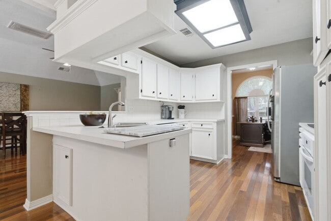 Building Photo - 223 Pin Oak Ln
