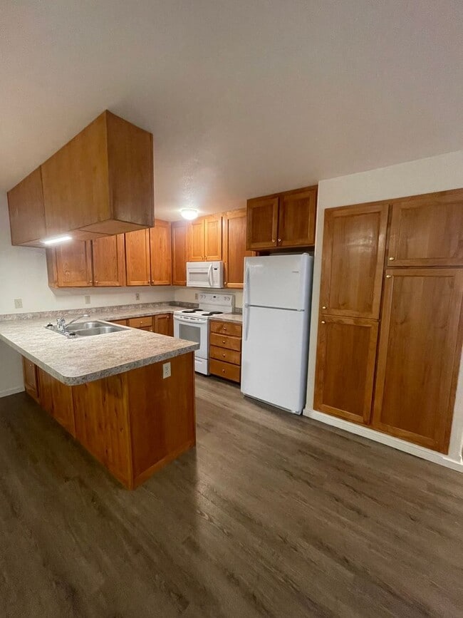 Building Photo - Convieniently located charming duplex with modern updates!