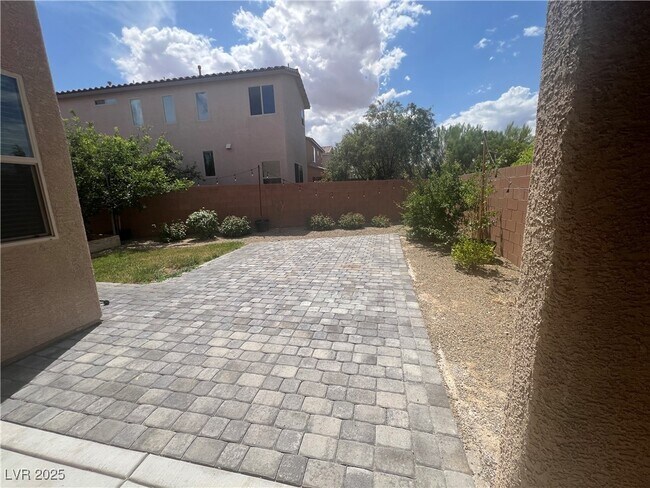 Building Photo - 909 Earth Luster Rd