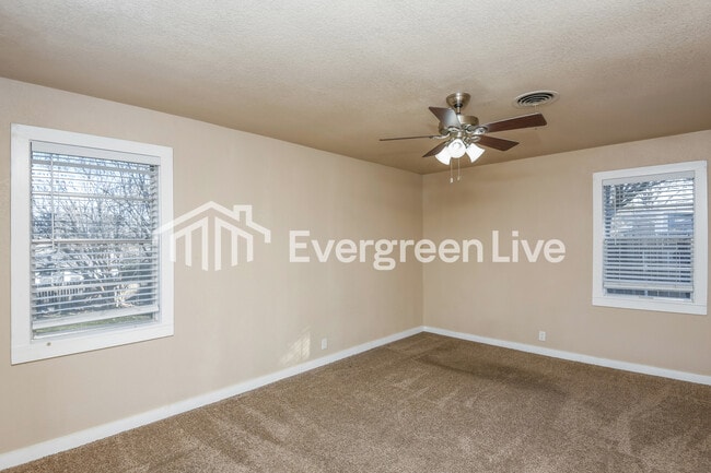 Building Photo - 7105 Robinhood Ln