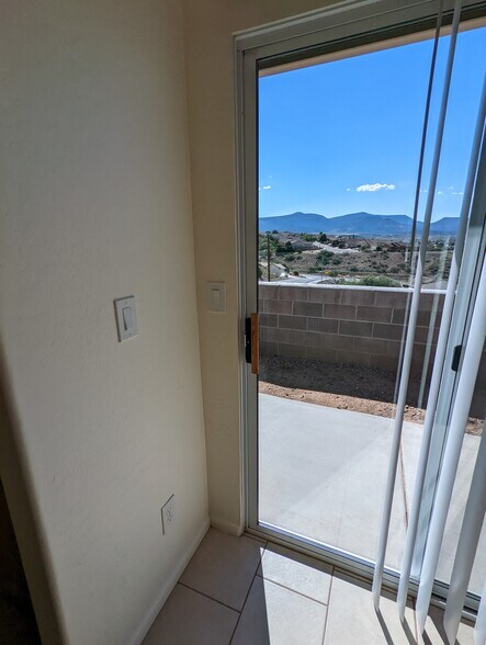 Building Photo - 354 W Hollamon St