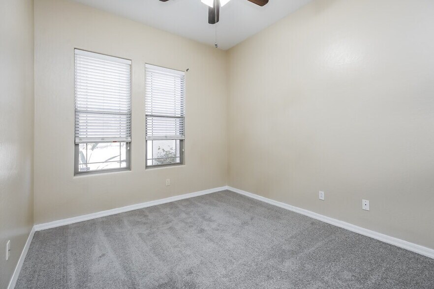 Building Photo - 513 W Remington Dr