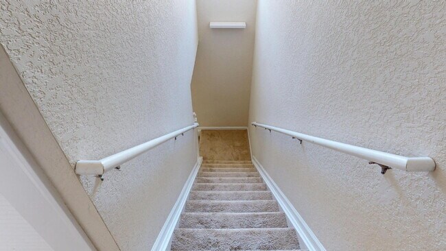 Building Photo - "Charming 2-Bed, 3-Bath Townhouse Retreat in Jacksonville - 1,176 Sq. Ft. of Comfort and Style!"