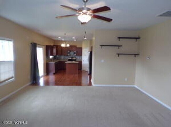 Building Photo - 4 Bedroom 2.5 Bathroom home located in Carolina Subdivision