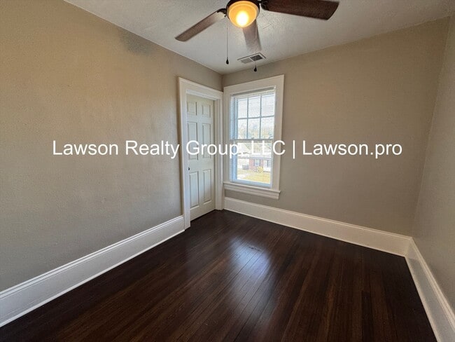 Building Photo - Updated Four Bedroom Home Close to Downtow...