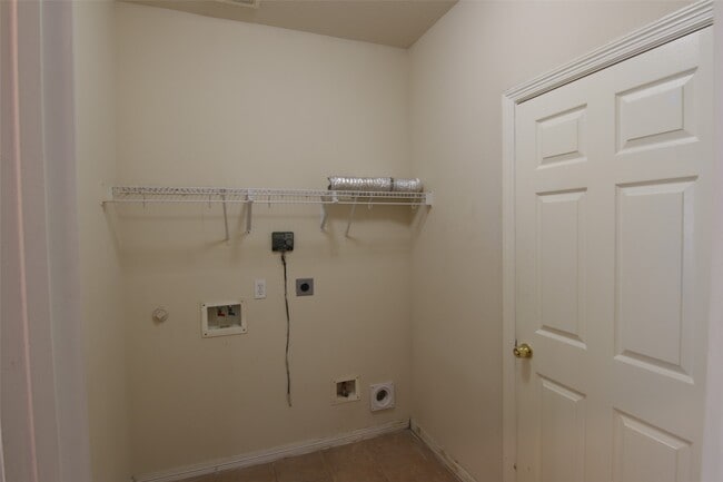 Building Photo - 2027 Creek Run Dr