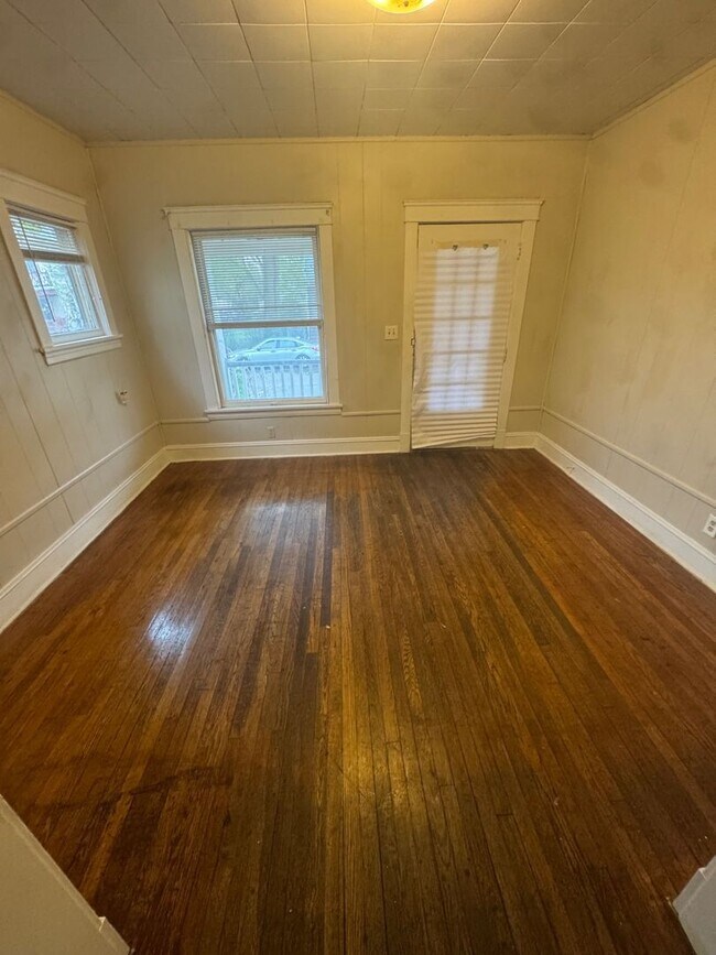 Building Photo - 632 E 101st St