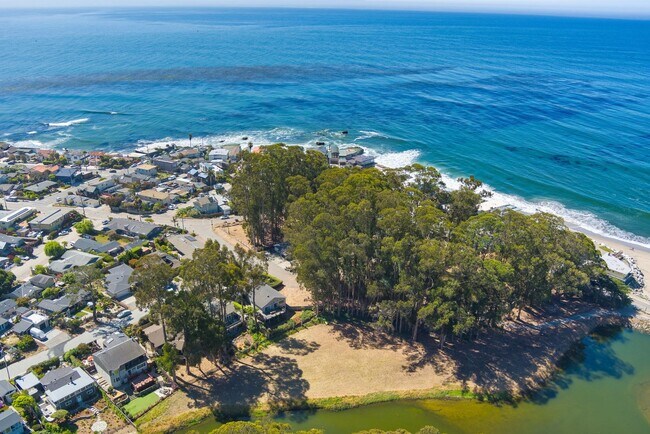 Building Photo - Oceanfront Paradise - 1BR/1BA w/ Additional Sleeping areas  Monthly Rental in Santa Cruz!  Fully ...