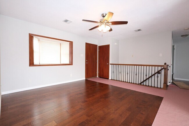 Building Photo - Beautiful 4 Bed 2 Bath w/2 Car Garage