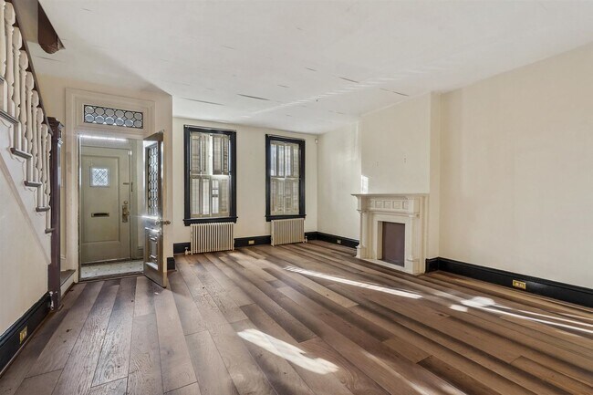 Building Photo - Spacious 5 Bedroom, 1.5 Bath Home in York,...