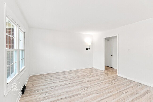 Building Photo - 3700 Driftwood Dr
